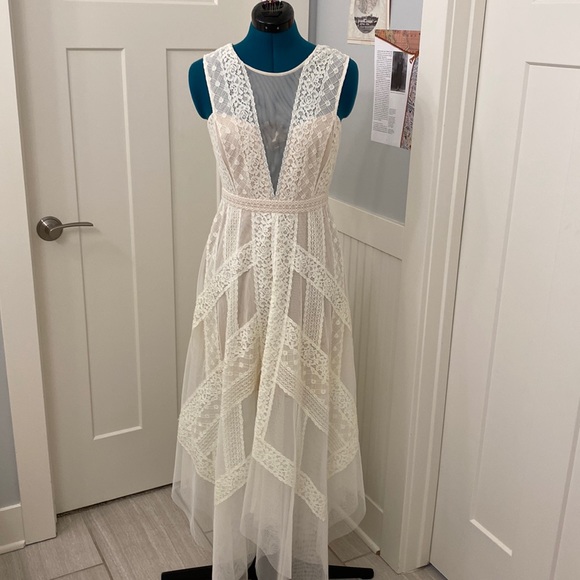 BCBG MAXAZIRA DRESS. Boho, cream and white with tulle and lace. Size 2 - Picture 4 of 5